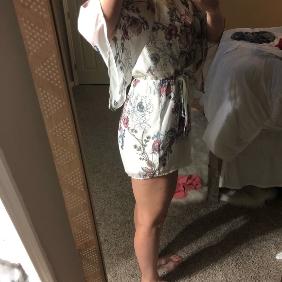 Floral romper with bell sleeves size small - Picture 2 of 8